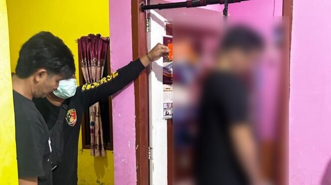 
 Tamapak jenazah inisial MHS usia 39 (kiri) tergantung seutas tali nilon di koseng pintu kamar. Foto: Istimewa