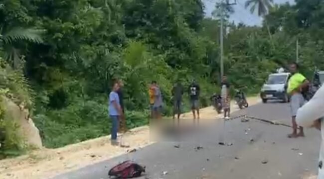 Sejumlah warga berada di lokasi kecelakaan dan hendak mengevakuasi korban yang  terbaring di atas jalan. Foto: Istimewa