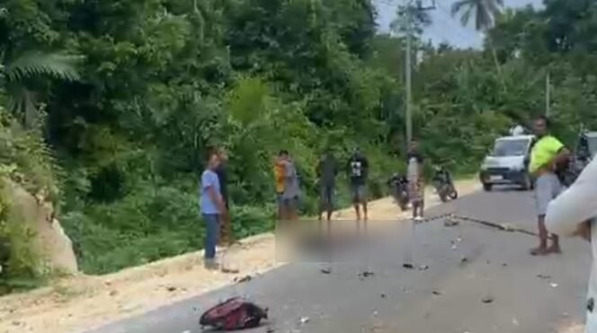 
 Sejumlah warga berada di lokasi kecelakaan dan hendak mengevakuasi korban yang  terbaring di atas jalan. Foto: Istimewa