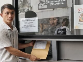 Koalisi Mahasiswa Sulawesi Tenggara-Jakarta melaporkan dugaan pencemaran lingkungan oleh PT TBS, PT TIM, dan PT Tekonindo di Pulau Kabaena, Kabupaten Bombana, Sulawesi Tenggara, kepada Ditjen Minerba Kementerian ESDM RI. Foto: Istimewa