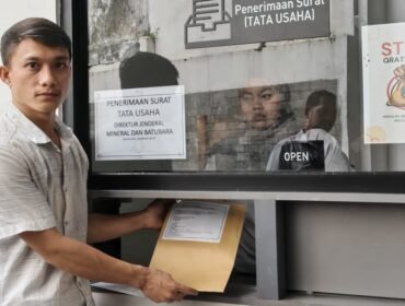 Koalisi Mahasiswa Sulawesi Tenggara-Jakarta melaporkan dugaan pencemaran lingkungan oleh PT TBS, PT TIM, dan PT Tekonindo di Pulau Kabaena, Kabupaten Bombana, Sulawesi Tenggara, kepada Ditjen Minerba Kementerian ESDM RI. Foto: Istimewa