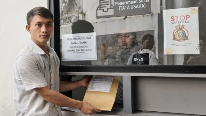 
 Koalisi Mahasiswa Sulawesi Tenggara-Jakarta melaporkan dugaan pencemaran lingkungan oleh PT TBS, PT TIM, dan PT Tekonindo di Pulau Kabaena, Kabupaten Bombana, Sulawesi Tenggara, kepada Ditjen Minerba Kementerian ESDM RI. Foto: Istimewa