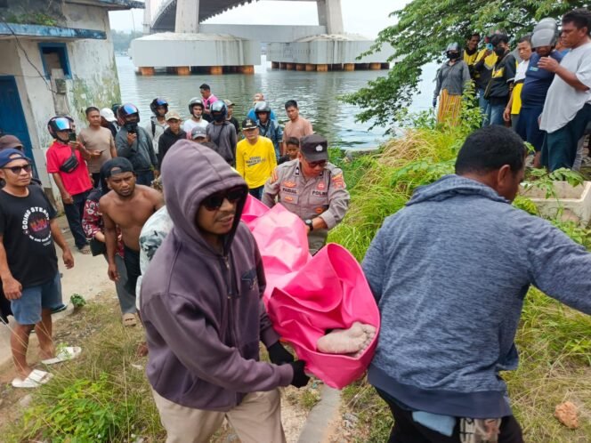 
 Jenazah pria, bernama La Sihadi (55) saat dievakuasi. Foto: Istimewa