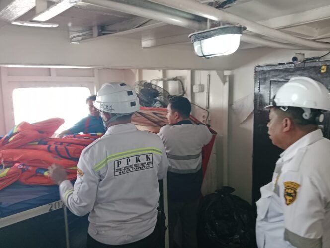 
 Pengecekan kapal Uki Raya 23 oleh KSOP Kendari Kelas II Kendari dalam rangka menghadapi mudik lebaran 2026. Foto: Penafaktual.com
