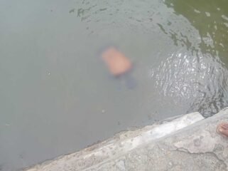 Sosok jenazah ditemukan mengapung di di perairan teluk  Kendari. Foto: Istimewa