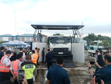 Pengujian kelaikan truck kontainer. Foto: Penafaktual.com
