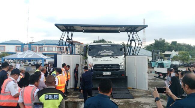 Pengujian kelaikan truck kontainer. Foto: Penafaktual.com
