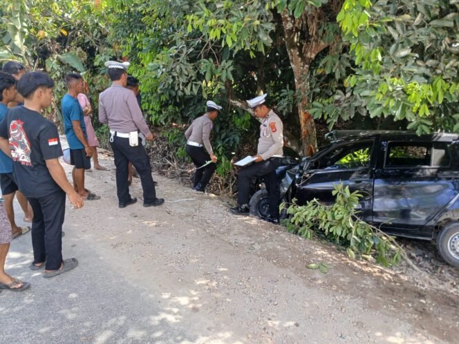 
 Personil Sat Lantas Polres Konsel saat melakukan olah TKP kecelakaan maut di Konsel. Foto: Istimewa