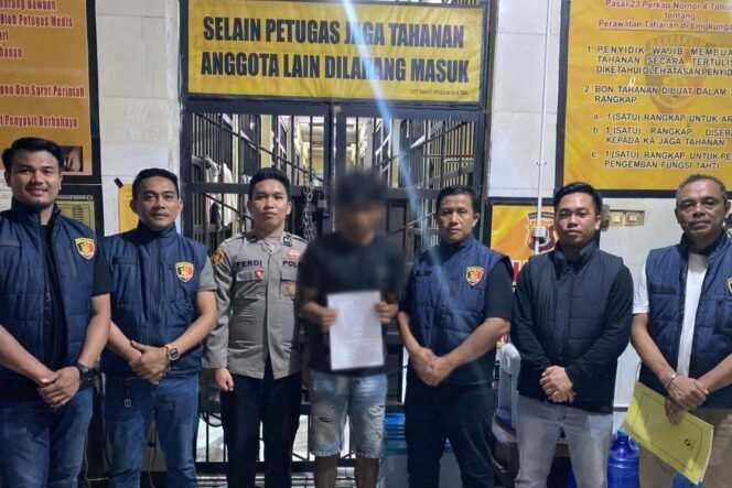 
 Subdit V Tipidsiber Dit Krimsus Polda Sultra menaham pria insial KRS (tengah) di Polda Sultra. Foto: Istimewa