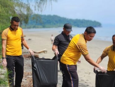 
Kapolres Konut, AKBP Rico Fernanda, S.H., S.I.K., M.H., turut membersihkan Pantai Wale, Kecamatan Sawa. Foto: Istimewa
