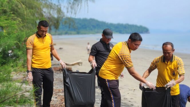  
Kapolres Konut, AKBP Rico Fernanda, S.H., S.I.K., M.H., turut membersihkan Pantai Wale, Kecamatan Sawa. Foto: Istimewa
