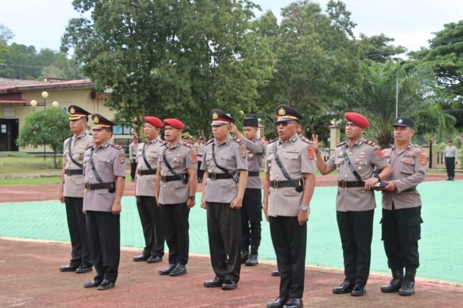 
 Proses pengambilan sumpah jabatan saat upacara sertijab di lingkup Polres Bombana. Foto: Istimewa.
