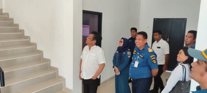 
 Anggota DPR RI, Ir. Ridwan Bae, melakukan peninjauan sarana dan prasarana Syahbandar Lapuko. Foto: Istimewa  