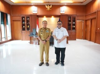 Ketua Kadin Sultra, Anton Timbang bersama Gubernur Sultra Andi Sumangeruka. Foto: Istimewa