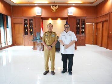 Ketua Kadin Sultra, Anton Timbang bersama Gubernur Sultra Andi Sumangeruka. Foto: Istimewa