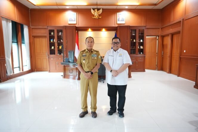 
 Ketua Kadin Sultra, Anton Timbang bersama Gubernur Sultra Andi Sumangeruka. Foto: Istimewa