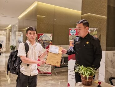 Mahasiswa Sulawesi Tenggara–Jakarta melaporkan PT TBS, PT TIM, dan PT Tekonindo ke Direktorat Jenderal Penegakan Hukum Lingkungan Hidup (Gakkum), Kementerian Lingkungan Hidup/Badan Pengendalian Lingkungan Hidup (KLH/BPLH) atas dugaan pelanggaran dan pencemaran lingkungan hidup di Pulau Kabaena, Kabupaten Bombana. Foto: Istimewa  