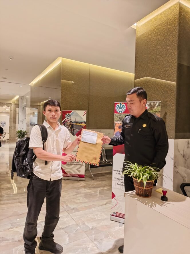 
 Mahasiswa Sulawesi Tenggara–Jakarta melaporkan PT TBS, PT TIM, dan PT Tekonindo ke Direktorat Jenderal Penegakan Hukum Lingkungan Hidup (Gakkum), Kementerian Lingkungan Hidup/Badan Pengendalian Lingkungan Hidup (KLH/BPLH) atas dugaan pelanggaran dan pencemaran lingkungan hidup di Pulau Kabaena, Kabupaten Bombana. Foto: Istimewa  