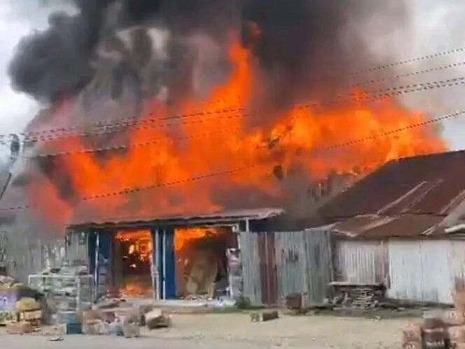 
 Kebakaran di Jalan Taman Suropati Mandoga Kendari. Foto: Istimewa