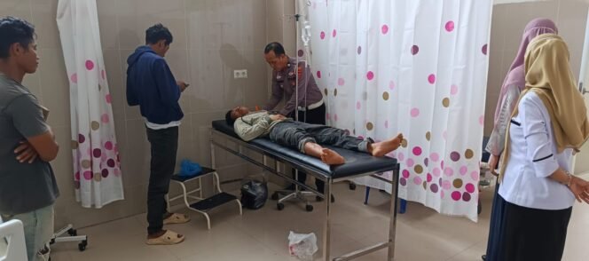 
 Pengendara motor, Lili (28) menjalani perawatan medis di Puskesmas Mowila usai terlibat lakalantas. Foto: Istimewa