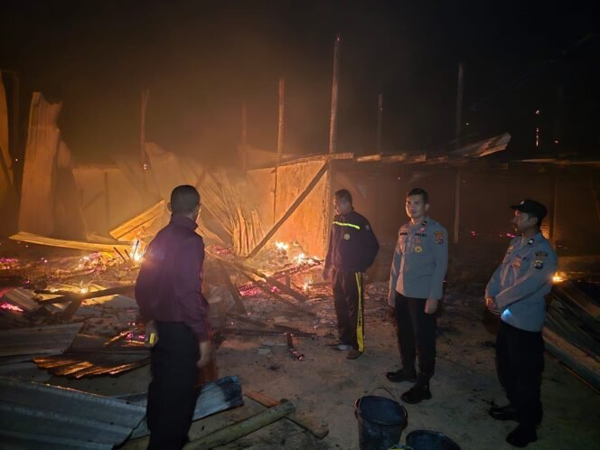 
 Personel kepolisian saat mendatangi lokasi kebakaran asrama putri pompes Darul Muhklasin As Saniy Muna Barat. Foto: Istimewa.