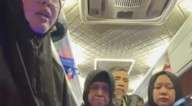 Puluhan jemaah umrah dari Kota Kendari, Sulawesi Tenggara yang ditelantarkan Travelina Indonesia akhirnya difasilitasi oleh Ibu Wali Kota Kendari. Foto: Istimewa  