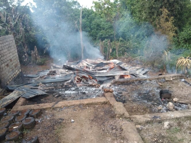 
 Tampak sisa bangunan rumah petani, La Lisa (55) di Mawasangka Buteng setelah dilalap api. Foto: Istimewa