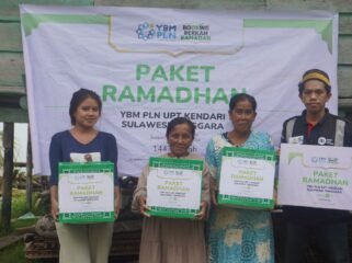 Penyaluran paket Ramadan kepada masyarakat Pulau Torohguso, Kecamatan Lasolo Kepulauan, Kabupaten Konawe Utara. Foto: Istimewa