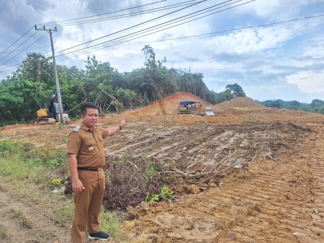 
 PT WIN memberikan bantuan alat berat berupa excavator untuk kegiatan pemerataan dan persiapan lahan pembangunan Gedung Koperasi Desa Merah Putih di Desa Parasi, Kecamatan Palangga Selatan, Kabupaten Konawe Selatan. Foto: Istimewa