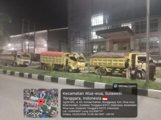 Truck hauling PT ST Nikel Resources yang melintas di Jalan KH Ahmad Dahlan depan Kampus Iniversitas Muhammadiyah Kendari. Foto: Penafaktual.com