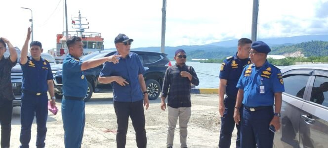 
 Anggota DPR RI Ahmad Syafei bersama Kepala KUPP kelas III Kolaka mengunjungi pelabuhan Peti Kemas Kolaka. Foto: Istimewa