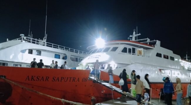 Tampak sejumlah penumpang turun dari kapal KM Askar Saputra 08 yang putar balik ke Pelabuhan Kapal Malm Kendari. Foto: Istimewa.