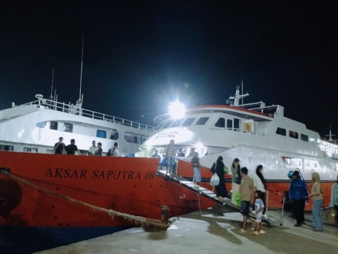 
 Tampak sejumlah penumpang turun dari kapal KM Askar Saputra 08 yang putar balik ke Pelabuhan Kapal Malm Kendari. Foto: Istimewa.