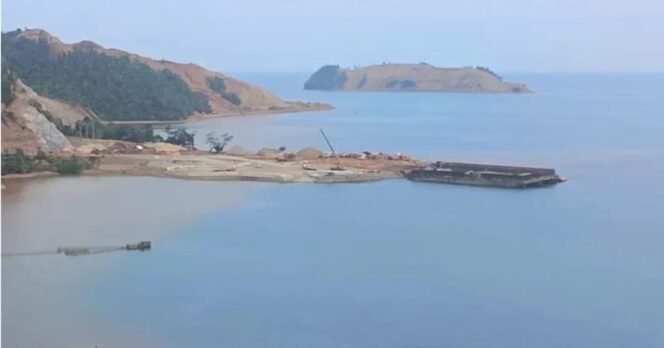 
 Dugaan aktivitas pertambangan di Pulau Laburoko. Foto: Istimewa