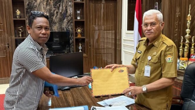 
 Sekda Sultra, Asrun Lio (kanan) saat menerima surat tanggapan dari Nur Alam. Foto: Istimewa