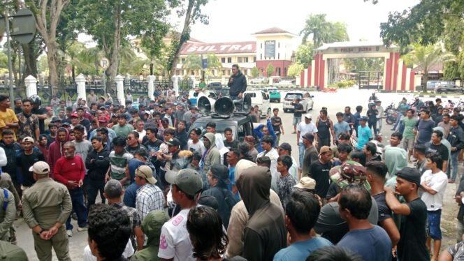 
 Ratusan nelayan berdemonstrasi di Kantor Gubernur Sulawesi Tenggara. Foto: Penafaktual.com