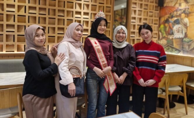 
 Princessia Khalilah Masyura atau akrab disapa Lila model muda asal Sulawesi Tenggara (tengah) bersama Anggota Dewan Perwakilan Daerah (DPD) RI, Leni Andriani Surunuddin (kedua dari kanan). Foto: Istimewa