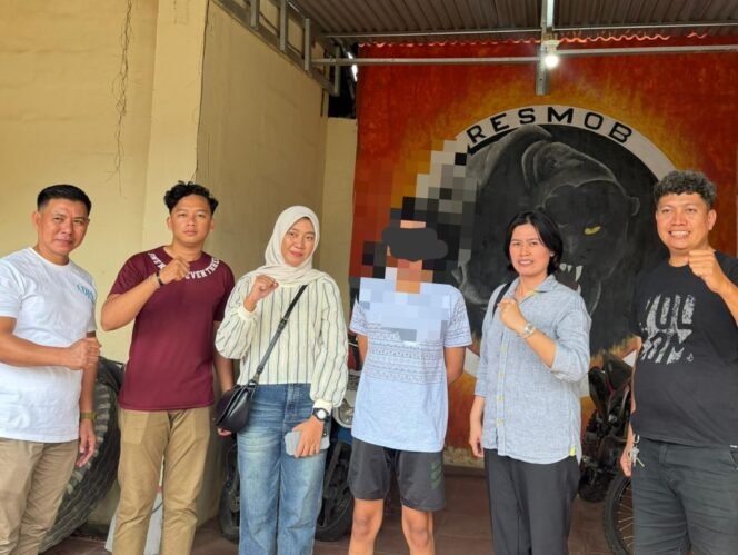 
 Pelajar inisial Y umur 14 tahun (ketiga dari kanan) ditangkap polisi. Foto: Istimewa