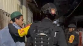 Polisi mengamankan pria pelaku penganiayaan di Kelurahan Mataiwoi Kendari. Foto: Istimewa