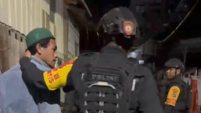 
 Polisi mengamankan pria pelaku penganiayaan di Kelurahan Mataiwoi Kendari. Foto: Istimewa