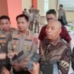 Direktur Utama PT Tiran Nusantara Group, Rahman Arif (kemeja batik) saat diwawancarai sejumlah awak media usai melakukan penandatanganan MoU dengan RS Bayangkara Kendari beberapa waktu lalu. Foto: Penafaktual.com