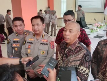 Direktur Utama PT Tiran Nusantara Group, Rahman Arif (kemeja batik) saat diwawancarai sejumlah awak media usai melakukan penandatanganan MoU dengan RS Bayangkara Kendari beberapa waktu lalu. Foto: Penafaktual.com
