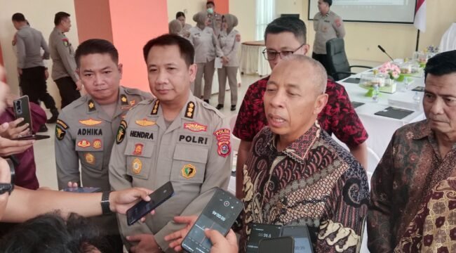 Direktur Utama PT Tiran Nusantara Group, Rahman Arif (kemeja batik) saat diwawancarai sejumlah awak media usai melakukan penandatanganan MoU dengan RS Bayangkara Kendari beberapa waktu lalu. Foto: Penafaktual.com
