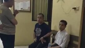 Owner Travelina Indonesia inisial KI (kemeja putih) diamankan polisi. Foto: Istimewa