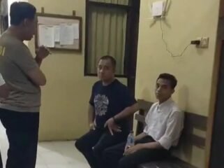 Owner Travelina Indonesia inisial KI (kemeja putih) diamankan polisi. Foto: Istimewa