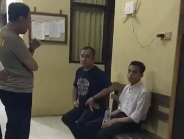 Owner Travelina Indonesia inisial KI (kemeja putih) diamankan polisi. Foto: Istimewa