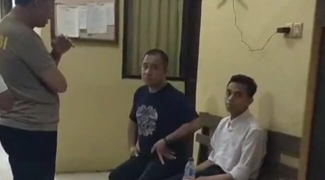 Owner Travelina Indonesia inisial KI (kemeja putih) diamankan polisi. Foto: Istimewa