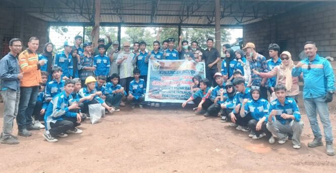 
 Sebanyak 31 siswa dari SMKN 1 Muna Barat, jurusan Teknik Geologi Pertambangan, melaksanakan kunjungan industri dan praktik kerja lapangan (PKL) di PT WIN Site Torobulu. Foto: Istimewa  