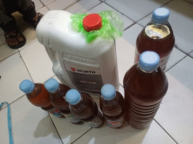 
 Barang bukti berupa minyak nilam yang dicuri oleh pelaku inisial MR (30). Foto: Istimewa.