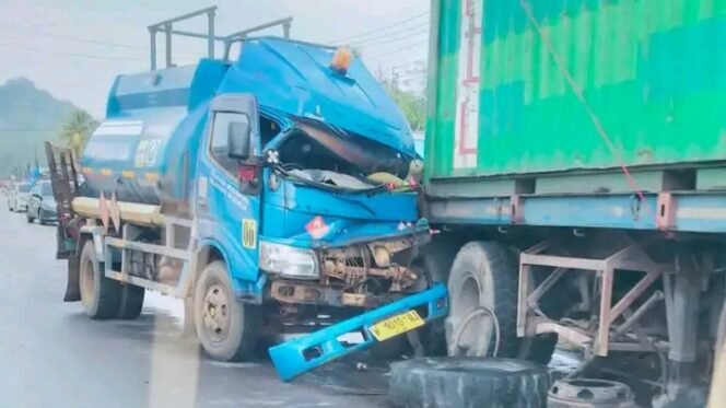 
 Truk tangki BBM tabrak truk parkir di tepi Jalan Trans Sulawesi Konawe Utara. Foto: istimewa.